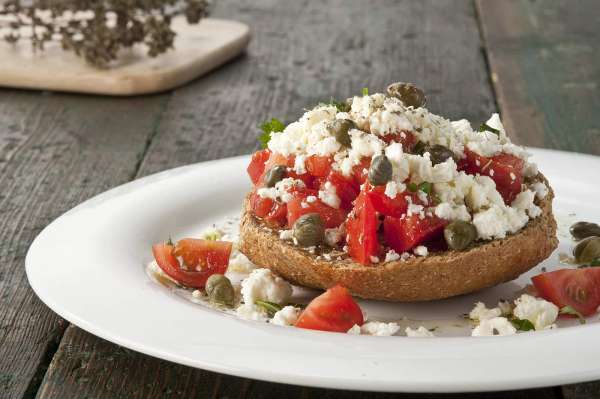 Traditional Cretan Lesson Ntakos / Dakos ( Rusks with tomatoes and feta ...